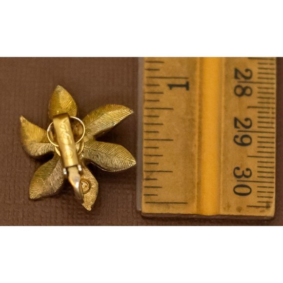 Vintage White Faux Pearl Center Gold Tone Floral Clip On Earrings by Coro - U28 - Picture 3 of 3